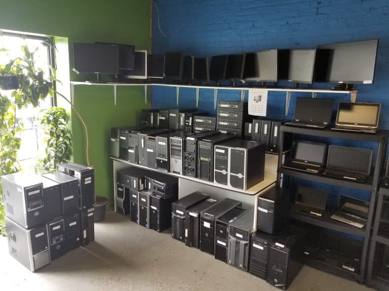 Salle équipée de plusieurs postes informatiques