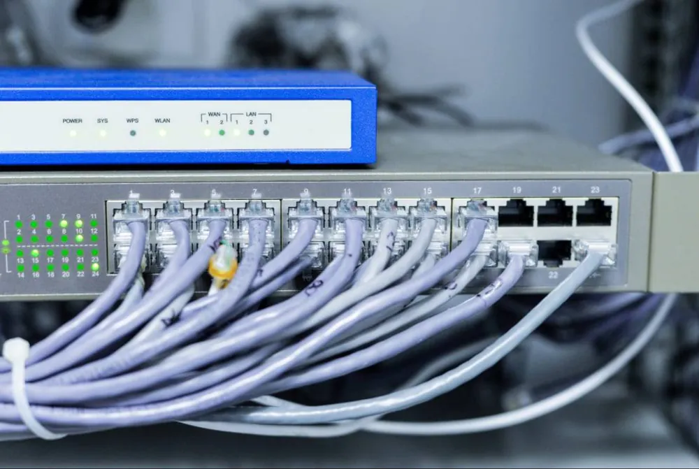 Switch réseau avec de nombreux câbles Ethernet branchés